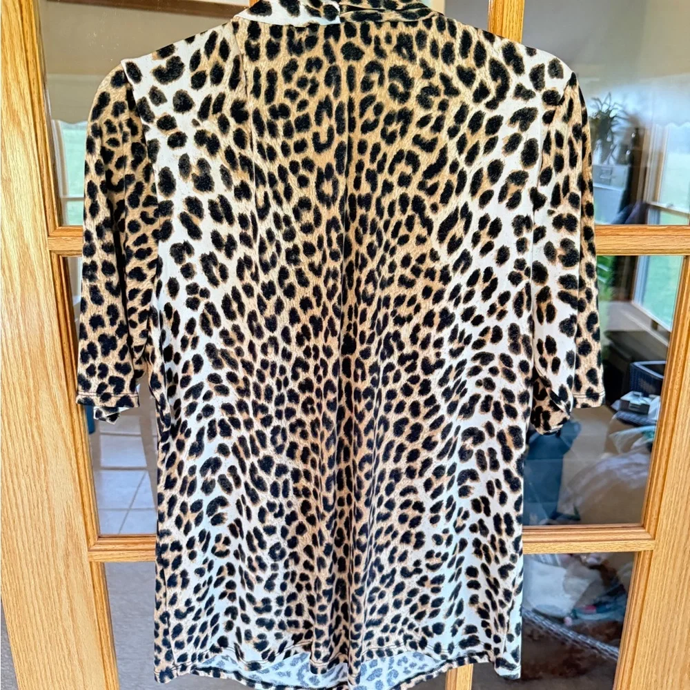 Carmen Marc Valvo Animal Print V-Neck Top - Picture 3 of 3